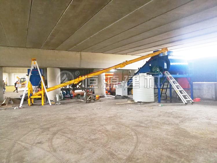 上?？蛻舳ㄖ频?5型攪拌站，安裝完畢，試機(jī)成功