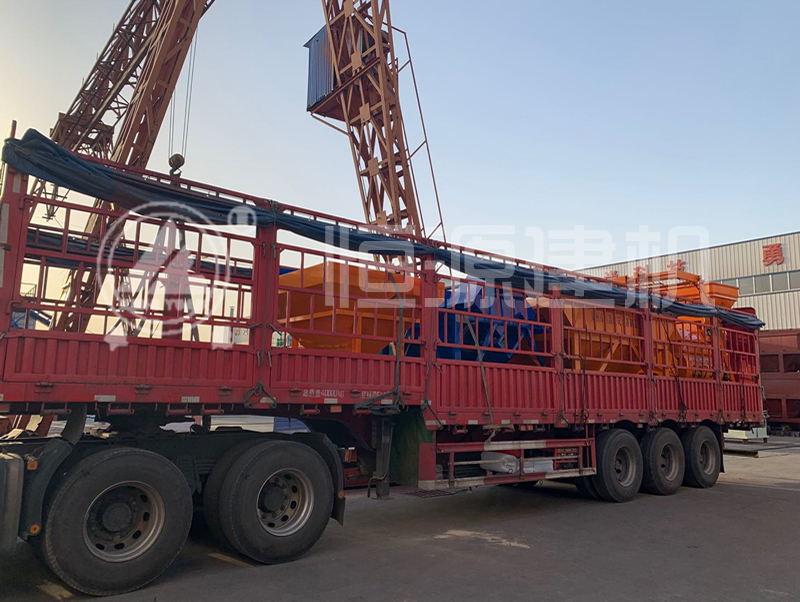 恒源建機(jī) 發(fā)往深圳35型攪拌站正在裝車(chē)中