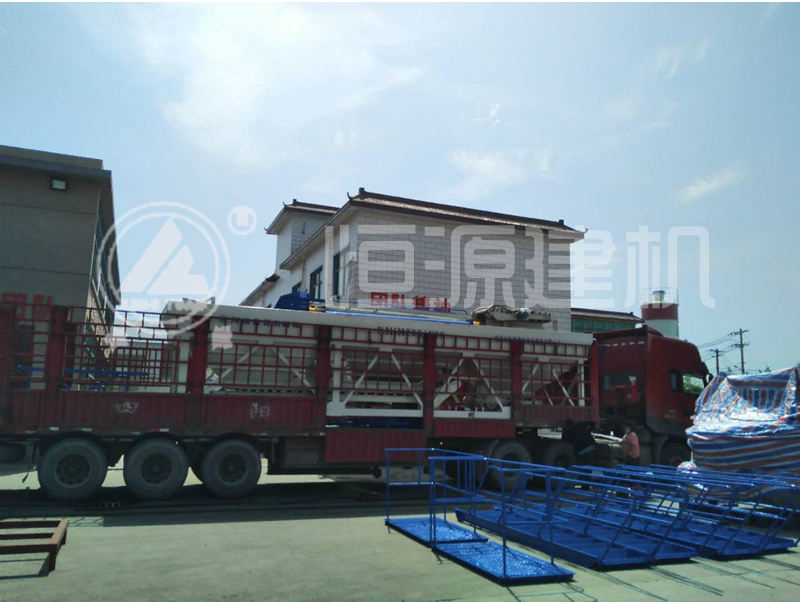恒源建機 35型攪拌站發(fā)往湖北劉宏暗裝車現(xiàn)場